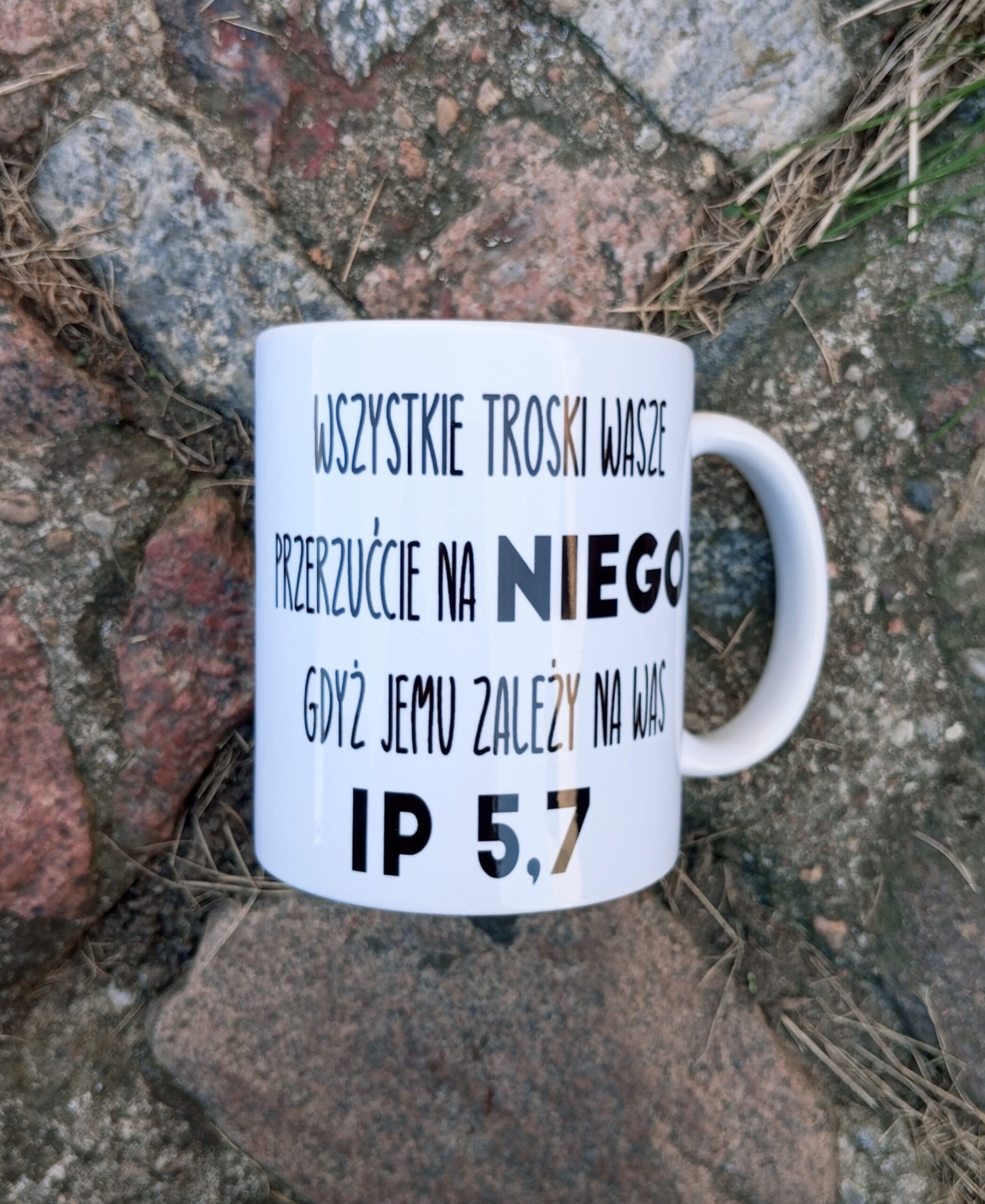 Kubek – „Wszystkie wasze troski przerzućcie na Niego” 1 Kubek – „Wszystkie wasze troski przerzućcie na Niego”