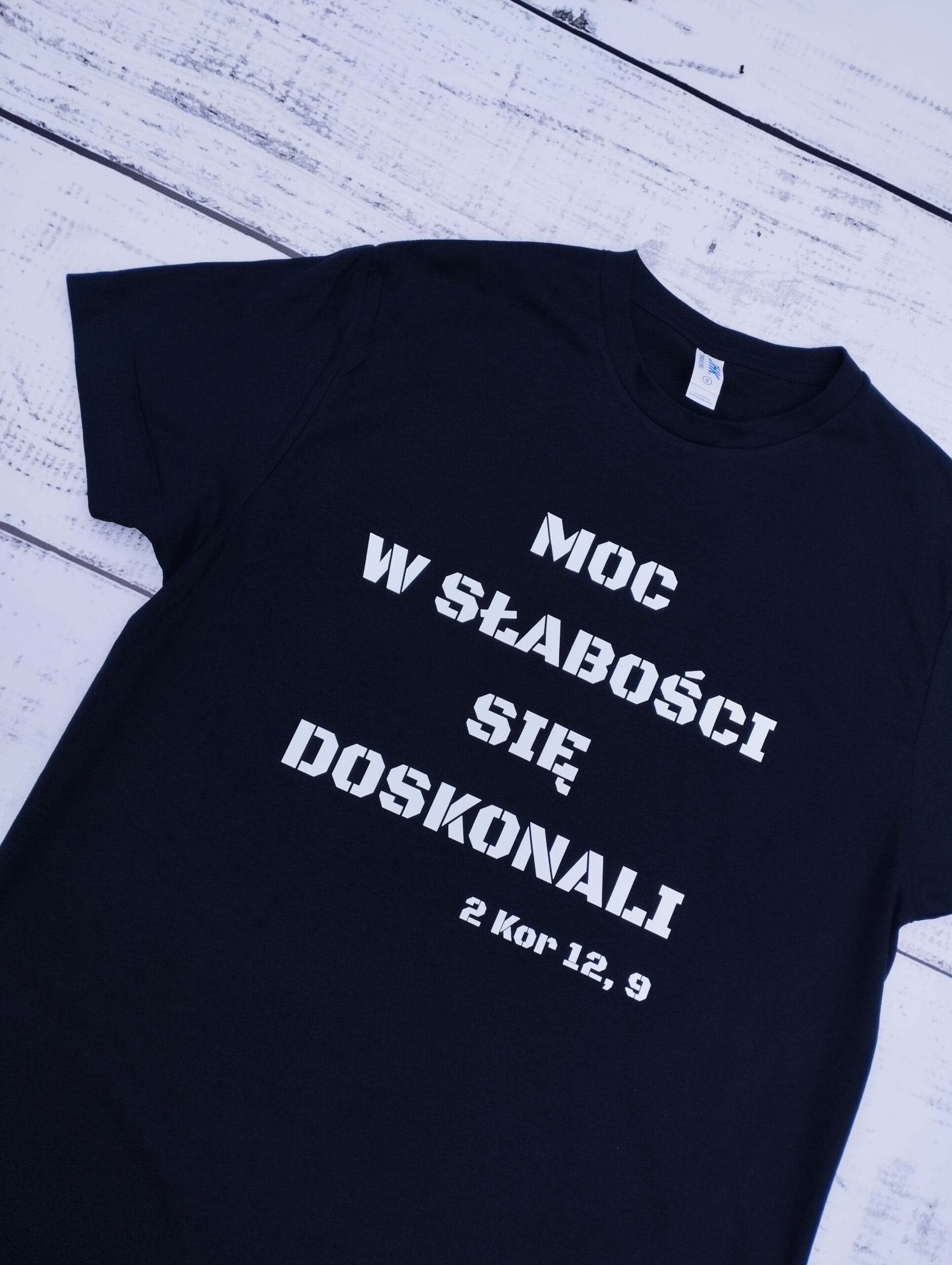 Koszulka męska- Moc w słabości się doskonali 1 Koszulka męska chrześcijańska z wersetem "Moc w słabości się doskonali" – bawełna 190 g, dla mężczyzn