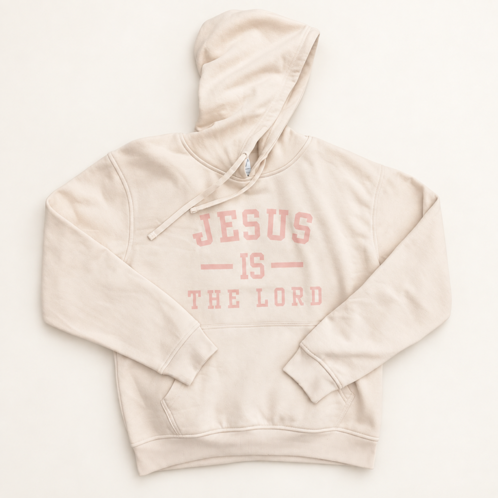 Beżowa bluza z kapturem i brązowym napisem „Jesus is the Lord”, z kieszenią kangurką, na jasnym tle.