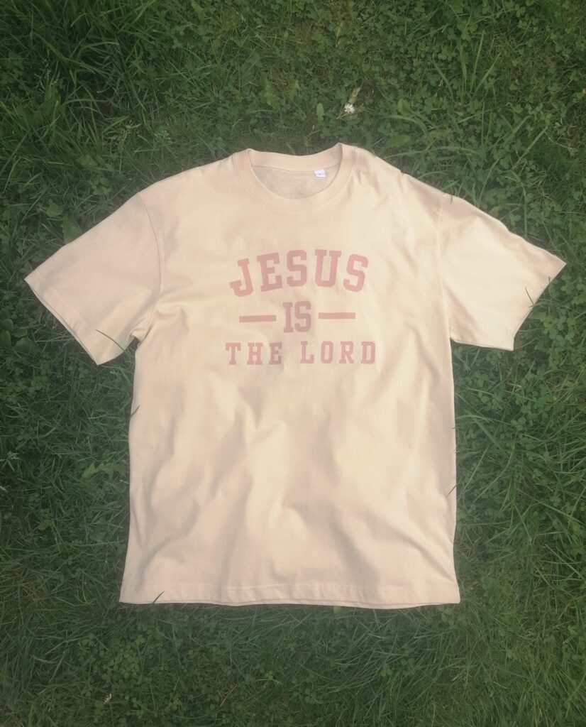 Koszulka oversize z różowym napisem „JESUS IS THE LORD” – widok z przodu