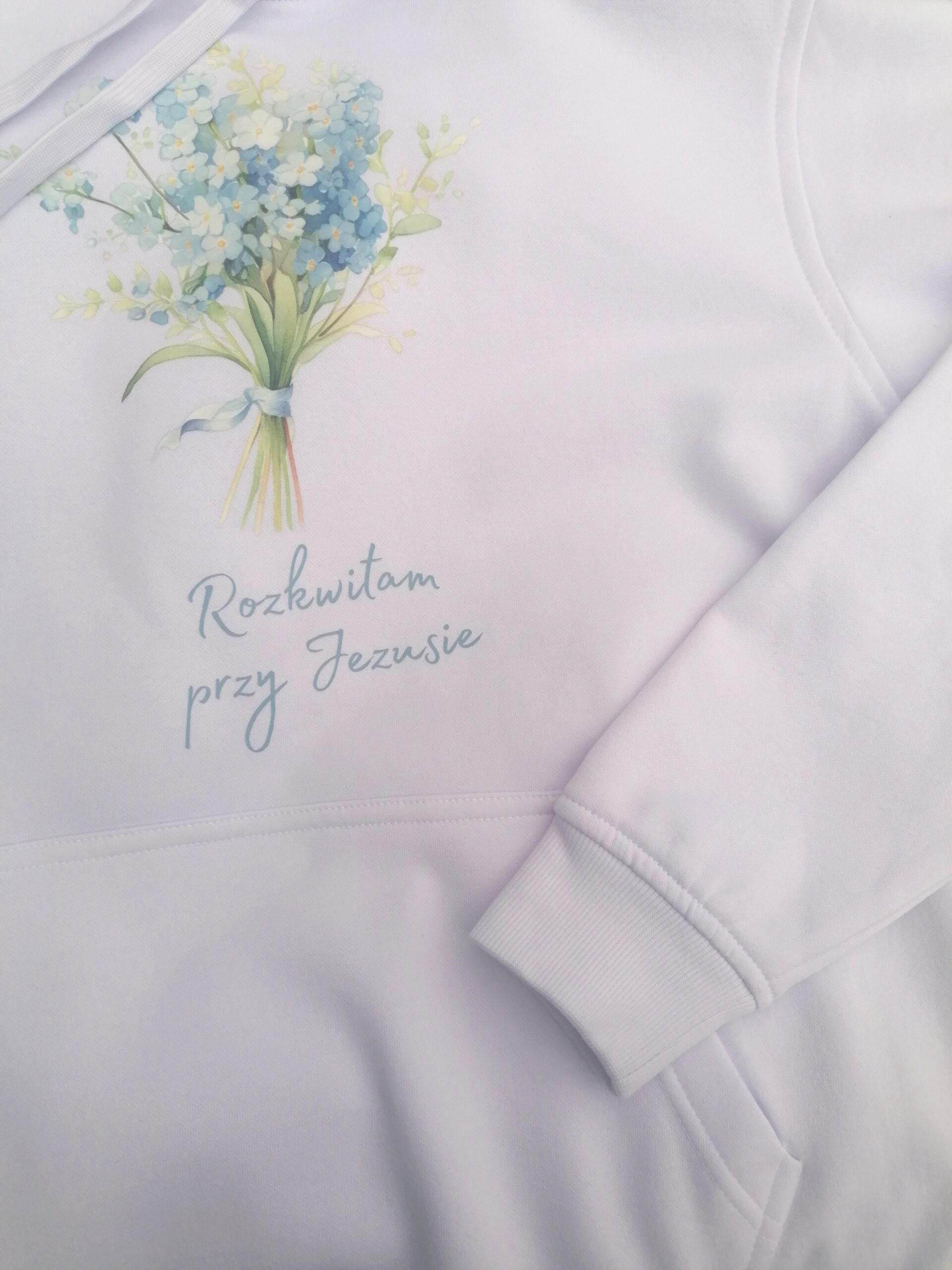 Bluza damska z kapturem „Rozkwitam przy Jezusie” 3 Detal bluzy z kapturem „Rozkwitam przy Jezusie” z kwiatową grafiką