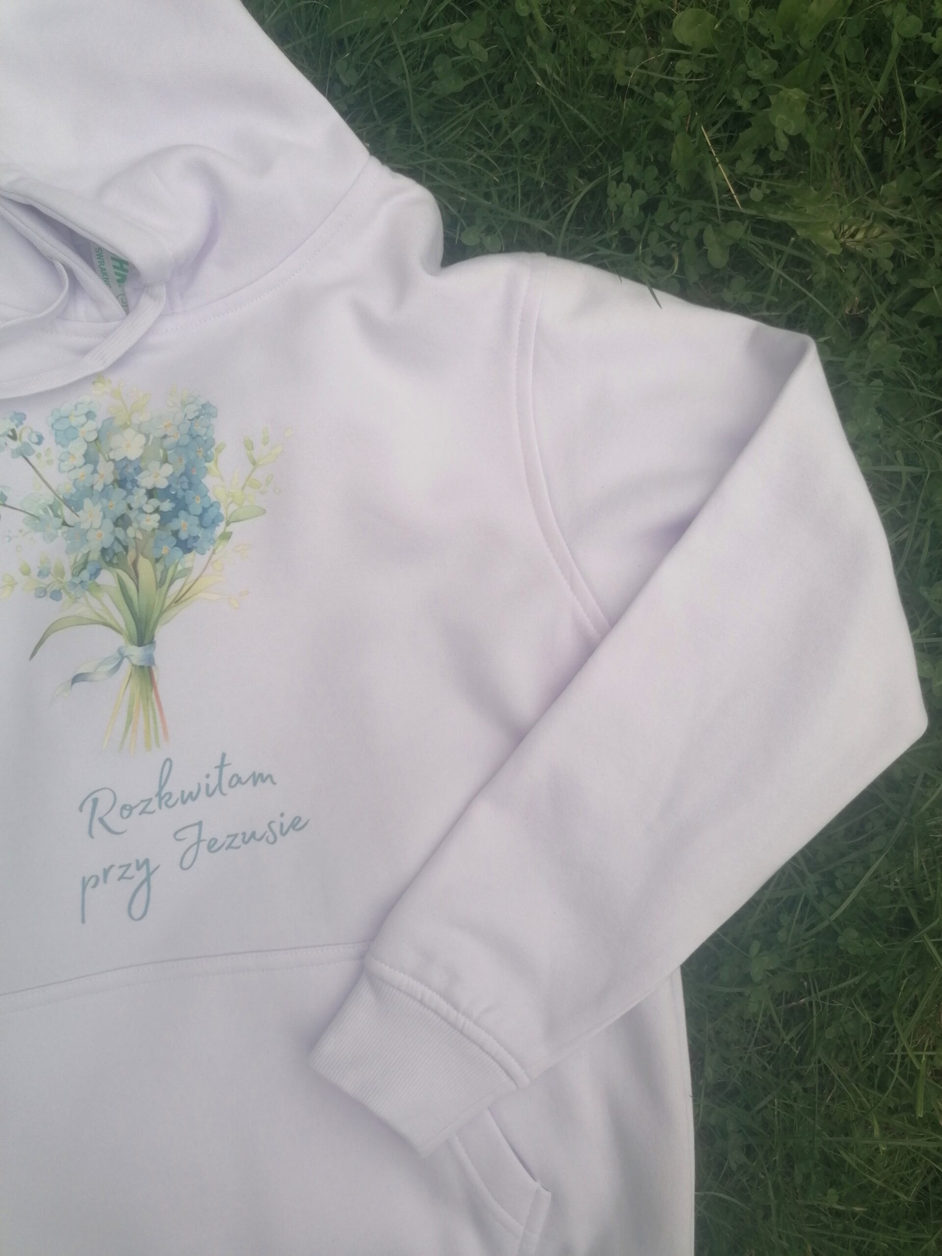 Bluza damska z kapturem „Rozkwitam przy Jezusie” 2 Zbliżenie nadruku „Rozkwitam przy Jezusie” na bluzie z kapturem